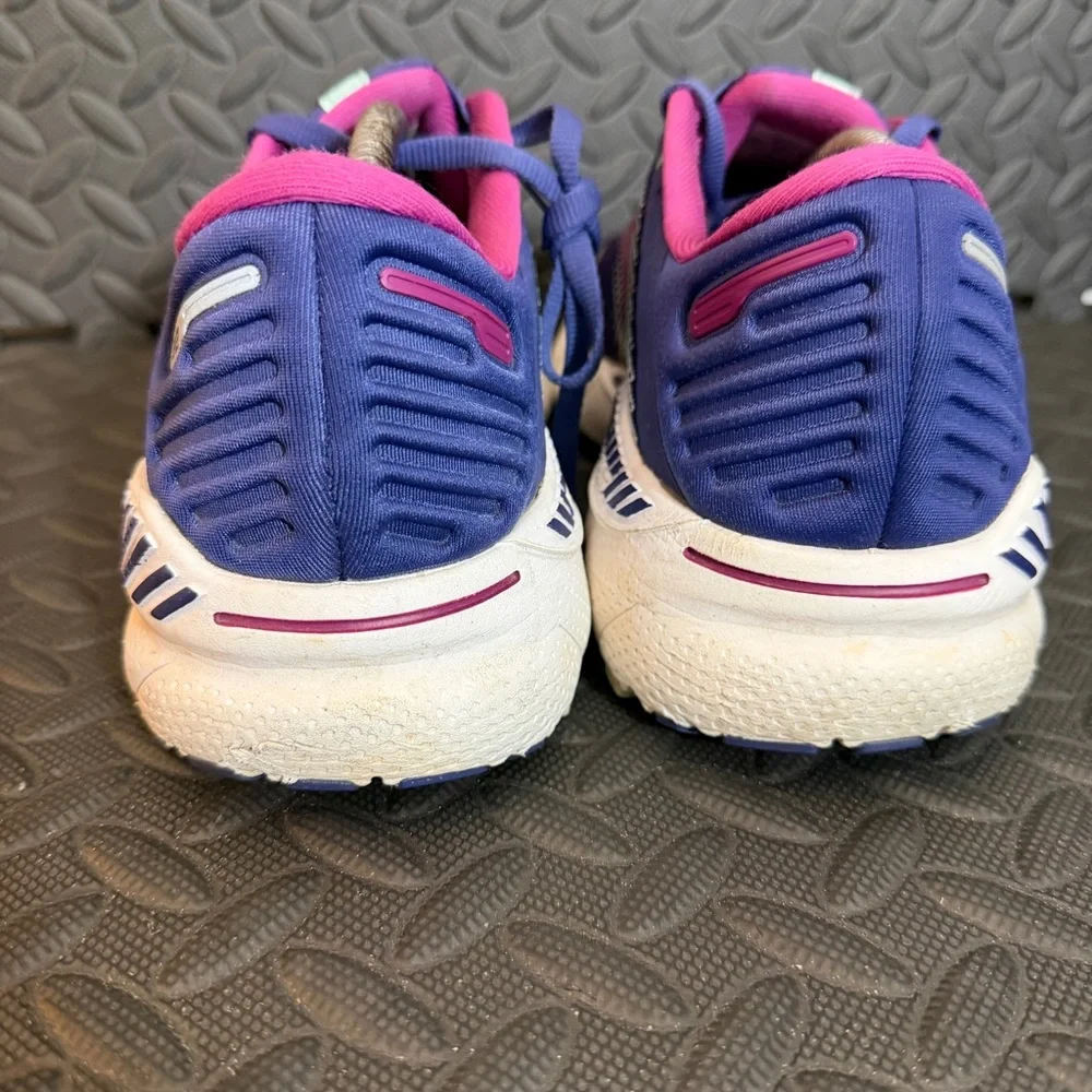 Brooks adrenaline GTS 22 Running Shoes Size 10 Navy / Yucca Pink